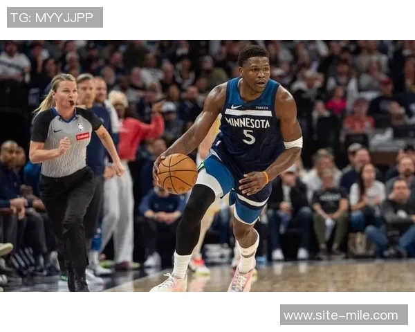 爱德华兹表现稳定半场10投5中贡献12分2篮板罚球命中率待提高